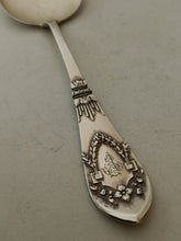 Charger l&#39;image dans la galerie, Pelle à glace style Empire en argent massif Allemand. Début XXÈME. Ravissant modèle de haute qualitée.
