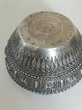 Charger l&#39;image dans la galerie, Laos XIXE bol en argent repoussé à décors traditionnelles. Argent massif
