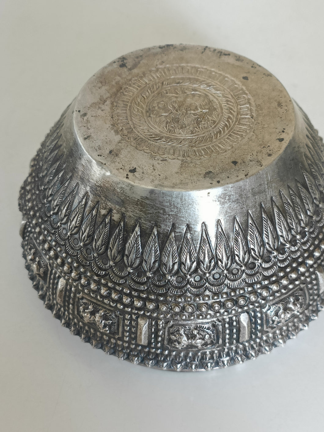 Laos XIXE bol en argent repoussé à décors traditionnelles. Argent massif