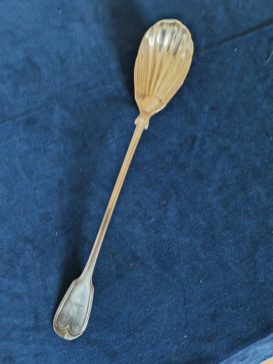 Grande cuillère à service américaine dite à farce. En argent massif Sterling Américain XIXÈME orfèvre à identifier.