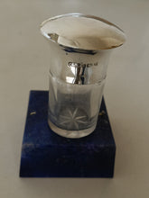 Charger l'image dans la galerie, Petit flacon à sel  en cristal et couvercle en argent Sterling . Angleterre début XXÈME
