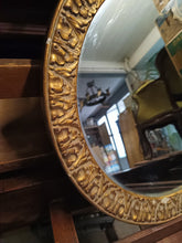 Charger l&#39;image dans la galerie, Miroir rond à palmettes style XIXE restauration 

Doré à la feuille d&#39;or
