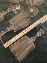 Charger l&#39;image dans la galerie, Série de 7 verres à vin ancien en cristal gravé à l&#39;acide
