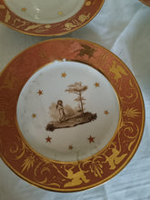 Charger l'image dans la galerie, Dagoty manufacture de porcelaine à Paris vers 1810-20 série de 6 assiettes peinte à la main et dorées. Très bon état général. Décors retour d' Egypte .
