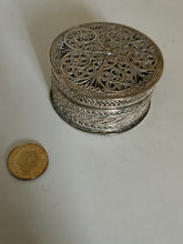 Charger l&#39;image dans la galerie, Petite boîte ronde en filigrane d&#39;argent ancienne
