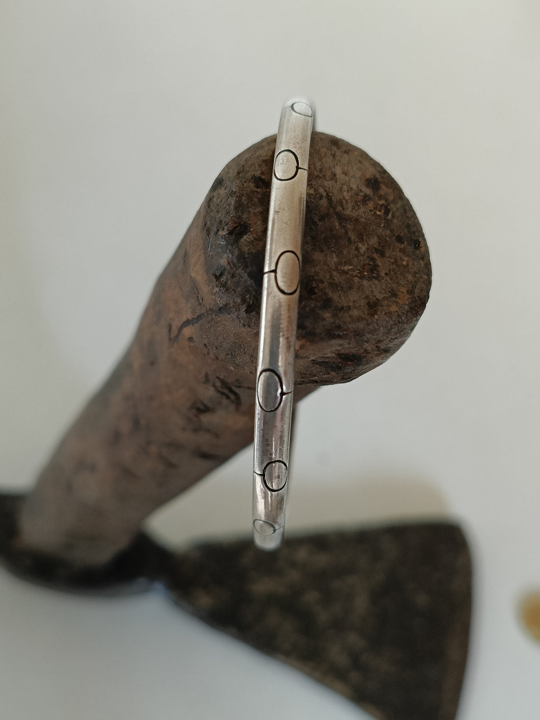 Duvosin bracelet moderne en argent, probablement travail du père ! Orfèvre Carougeois de renommé.
