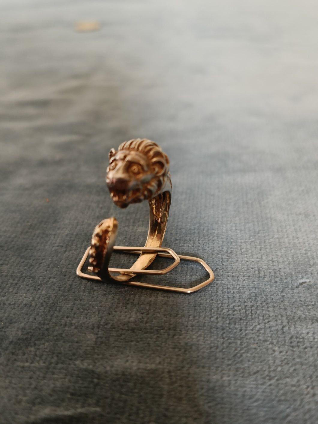 Bague tête de lion en argent doré XXème