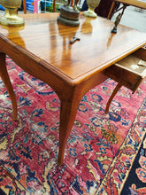 Charger l&#39;image dans la galerie, Ravissante petite table Louis XV Bernoise XVIIIE en noyer massif . Petit détail les pattes dites &quot;moustaches&quot;
