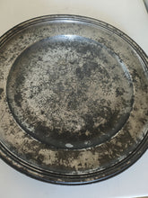 Charger l'image dans la galerie, Charton Jean Il 1675 -1778 Genève , reçu maître potier en 1722

Grande assiette commémorative  Genevoise de l'an 1751 avec armoirie et arquebuse.

