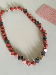Collier moderniste en pierre naturelle taille carré