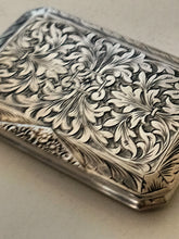 Charger l&#39;image dans la galerie, Boîte en argent 0.800 guillochée,début XXÈME. Intérieur vermeil. Parfait état .
