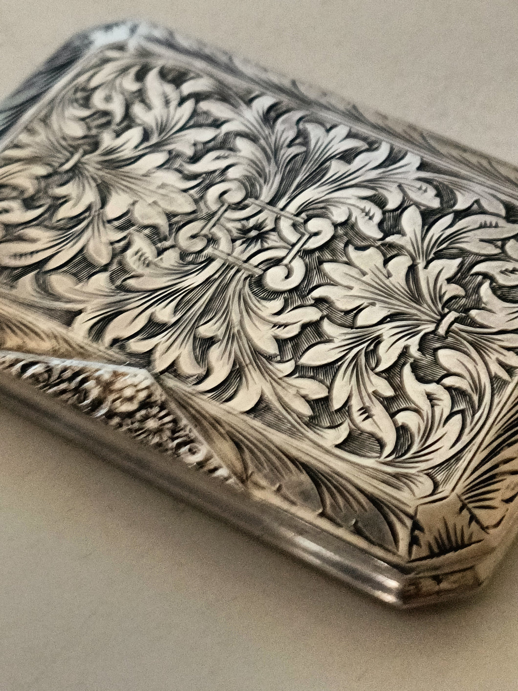 Boîte en argent 0.800 guillochée,début XXÈME. Intérieur vermeil. Parfait état .