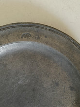 Charger l'image dans la galerie, Pierre Goncet né à Rougemont,  abile potier d'étain ayant travaillé en Valais, Vaud, Neuchâtel et Genève. Rare assiette en étain milieu XVIIIE
