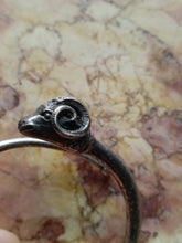 Charger l'image dans la galerie, Bertrand Arthus &amp; Béranger à Paris orfèvre 1903-1911 . Magnifique bracelet bélier dans le style Gréco Romain. En argent massif 925 38g début XXème
