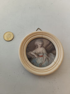 Miniature portrait Marie Antoinette peint à la main , signé Vorloust. Fin XIXÈME début Xxème