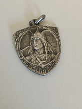 Charger l&#39;image dans la galerie, Médaille Union velocipédique de France argenté et émail . Un gaulois avec citation &quot;si vis pacem para bellum&quot;

