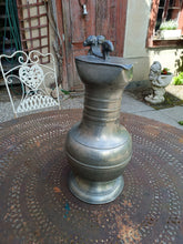 Charger l'image dans la galerie, Della Bianca à Viège vers 1892 grande chane en étain XIXÈME Valaisanne , décors tête de bélier . Poinçon bien marqué. Avec jauge de contrôle à l'intérieur.
