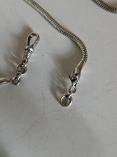 Charger l'image dans la galerie, Magnifique grande chaîne sautoir en argent massif , maille serpent avec fermoir tête de serpent. Travail début XXÈME, longueur 157cm , poids 78g
