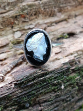 Charger l&#39;image dans la galerie, Bague ancienne en argent et camé en verre noir et blanc.
