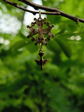Charger l&#39;image dans la galerie, Croix huguenote ancienne en or 18 carats.
