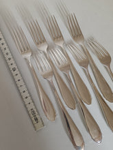 Charger l&#39;image dans la galerie, Jezler la Reine série de 8 fourchettes à entre mets ou salade, en argent massif 0.800. très bon état général . 237g
