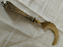Charger l'image dans la galerie, Rare couteau à glace ( bûche) style Louis XIV manche argent massif allemand, lame doré
