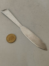 Charger l&#39;image dans la galerie, Couteau à beurre en argent massif, design début XXÈME, poinçons à identifier
