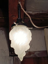 Charger l'image dans la galerie, Lampe à suspension globe flambeau en verre dépoli, fonctionne.
