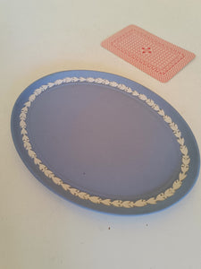 Wedgwood petit plateau en porcelaine biscuit bleu , décors fin .