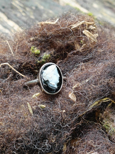 Bague ancienne en argent et camé en verre noir et blanc.