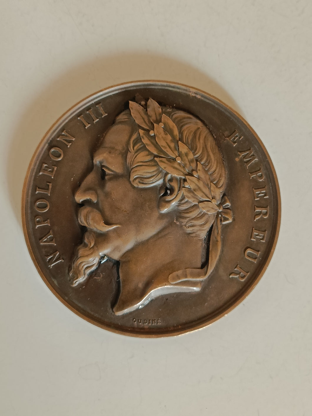 Napoléon III Égypte, canal de suez, grosse médaille en bronze. Quelques coups sur la tranche et reste de colle .. 173g de bronze , fin XIXÈME