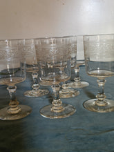 Charger l&#39;image dans la galerie, Série de 7 verres à vin ancien en cristal gravé à l&#39;acide
