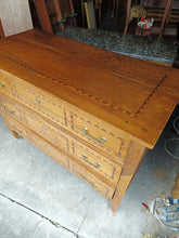 Charger l'image dans la galerie, Commode suisse d'époque Louis XVI en noyer massif , avec incrustations de marqueterie.
