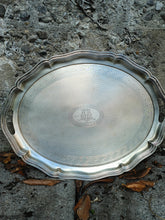 Charger l&#39;image dans la galerie, Grand plateau festoné et guilloché en argent massif. Autriche Hongrie fin XIXÈME poinçon titre argent 0.750 en parfait état poids 1200g
