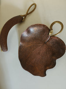 Dannhuauser chaudronnier d'art Genevois ,début 1900 magnifique ramasse miettes en cuivre motif végétale . Poignée en bronze