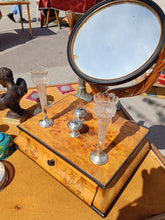 Charger l&#39;image dans la galerie, Èsyché de table en placage de ronce de noyer sur cerisier. Fin XIXÈME Biedermeier parfait état.
