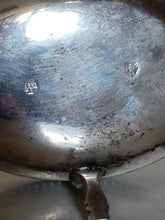 Charger l&#39;image dans la galerie, Élégant saleron en argent massif, Autriche Hongrie, ville de Vienne début XIXE fin XVIIIÈME
