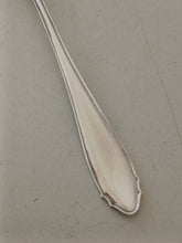 Charger l&#39;image dans la galerie, Jezler la reine louche à sauce en argent massif 0.800 parfait état. 55g
