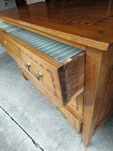 Charger l'image dans la galerie, Commode suisse d'époque Louis XVI en noyer massif , avec incrustations de marqueterie.
