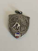 Charger l&#39;image dans la galerie, Médaille Union velocipédique de France argenté et émail . Un gaulois avec citation &quot;si vis pacem para bellum&quot;

