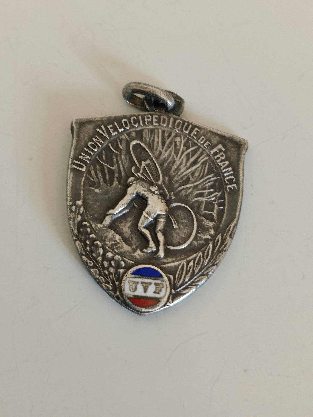 Médaille Union velocipédique de France argenté et émail . Un gaulois avec citation 