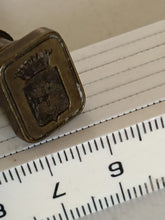 Charger l&#39;image dans la galerie, Cachet ancien manche en bois noirci , armoirie couronnée.
