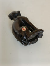 Charger l'image dans la galerie, Netsuke japonais, chien avec collier ruban et grelot en bois sculpté et signé . Début XXÈME
