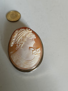 Jolie camé Italie XXÈME avec monture argent. Signature au dos à identifier.
