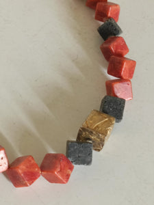 Collier moderniste en pierre naturelle taille carré