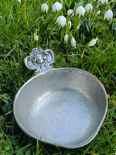 Charger l'image dans la galerie, Série de trois écuelle Tastevin style Viking norwegia  copie de style XVIIème en étain fin , fabricant italien
