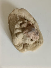 Charger l&#39;image dans la galerie, Chien de Fô chinois probablement XVIIIE en pierre volcanique érodée. Belle pièces avec du cachet !
