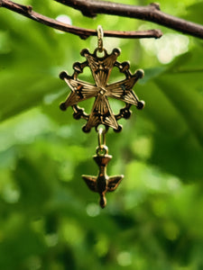 Croix huguenote ancienne en or 18 carats.