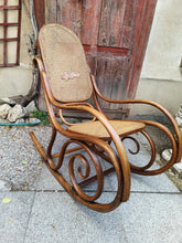 Charger l'image dans la galerie, Jacob Joseph Kuhn Rocking-Chair Viennois  fin XIXÈME, cannage à refaire mais utilisable.  Par Joseph Kuhn à Vienne
