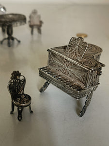 Ensemble salon en filigrane d'argent massif , 6 pièces, avec un piano boîte